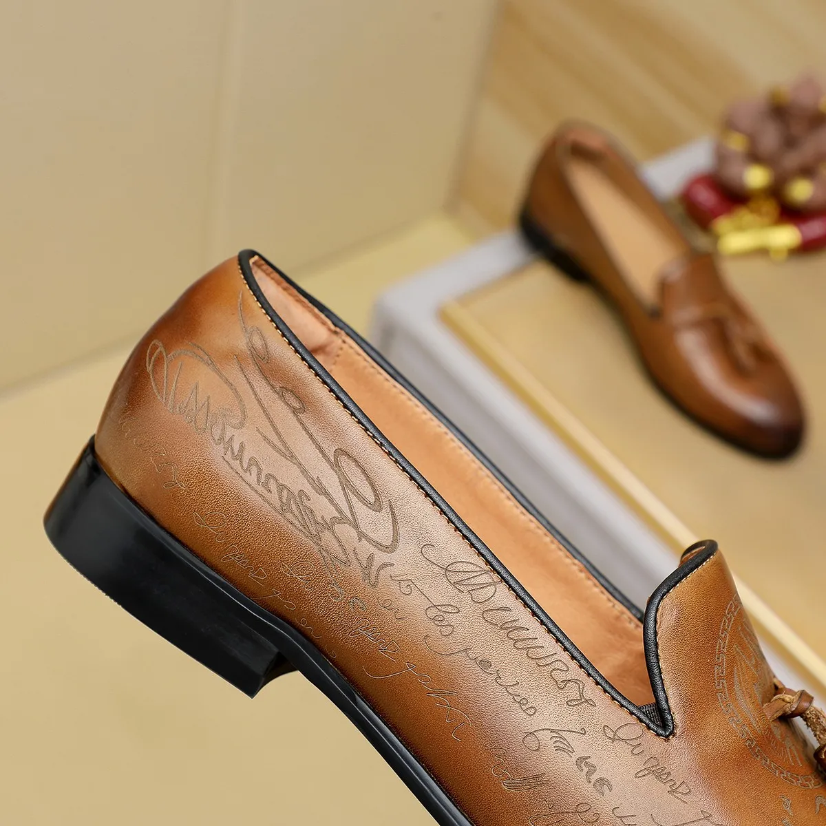 Men's shoes 💰560 💰 Louis Vuitton LV ® Autumn and Winter 🆕 models 🔛Full shoe counter First layer cowhide, 🐂Leather lined casual shoes for men, super soft outsole, a must-have for driving. Counter synchronization Original first layer cowhide Completely 1:1 mold customization 🌹Top version, 2 colors available! Number: 38-45 (37.46. Customized)